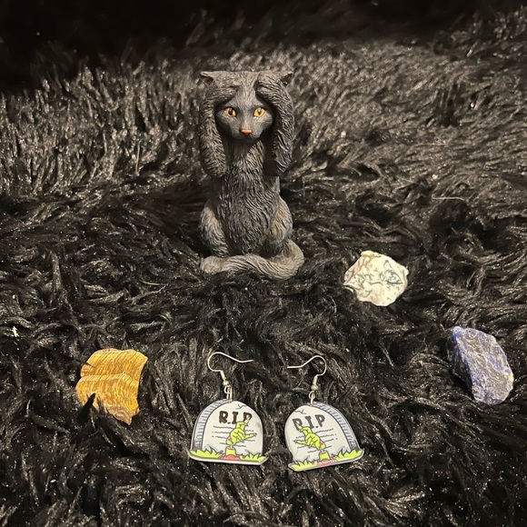 🟢Handmade Zombie Gravestone Earrings - Picture 2 of 3